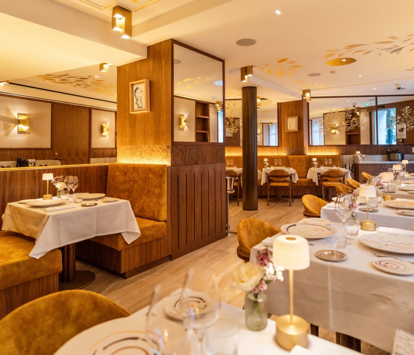La salle du restaurant Hestia, nappes blanches et velours doré