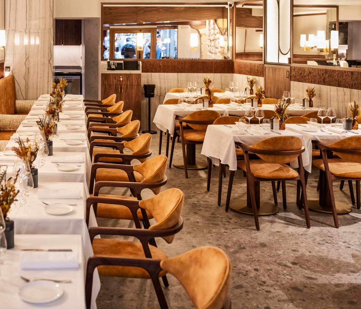 La salle du restaurant Hestia, nappes blanches et velours doré