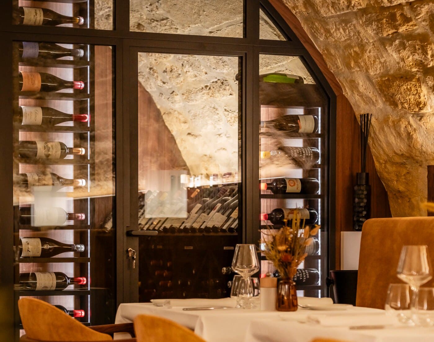 La cave à vin d’Hestia, grands crus couchés en casiers