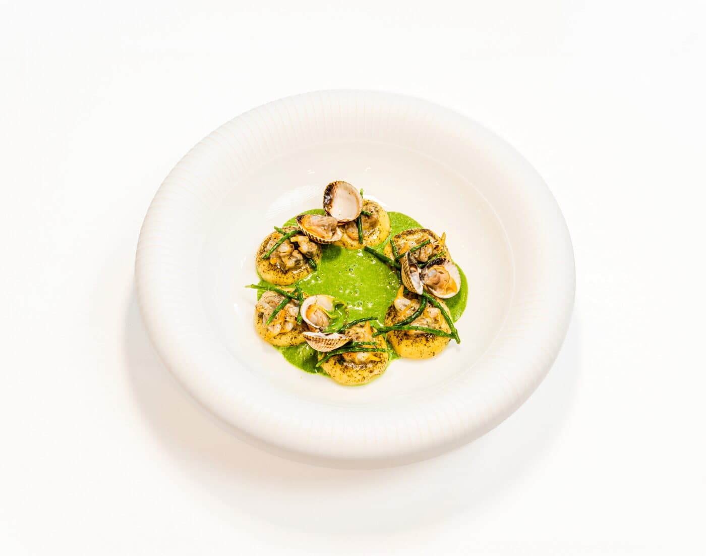Gnocchis, coques et salicorne sur un jus vert