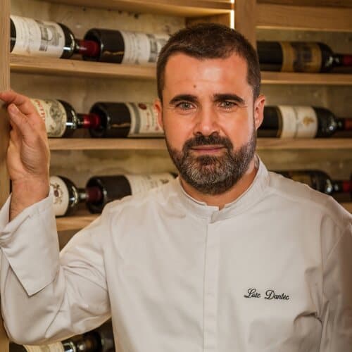 Le chef Loïc Dantec dans la cave à vin