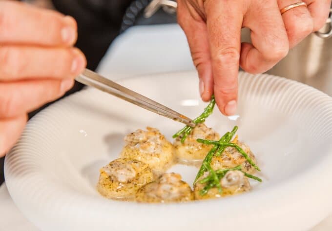 Le dressage d’une assiette, à la pince, en cuisine