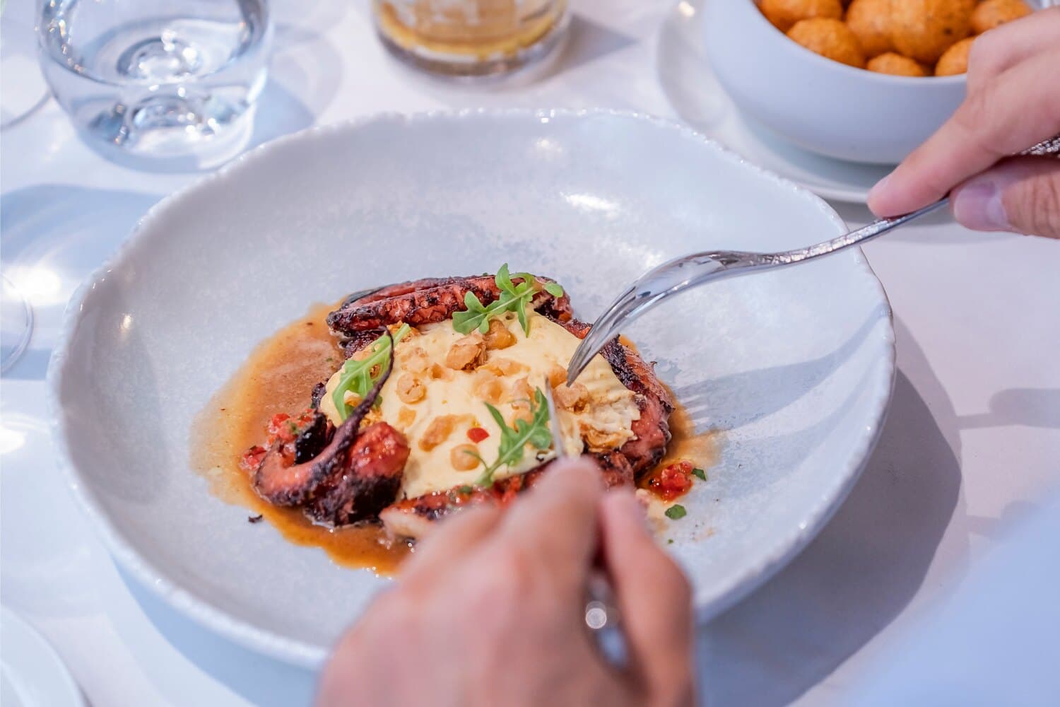 Une assiette partagée à la table d’Hestia