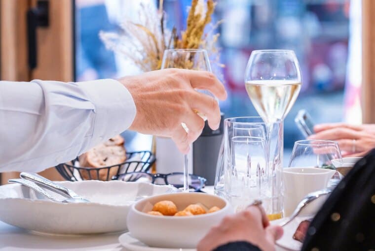Une table d’Hestia, verres de champagne levés
