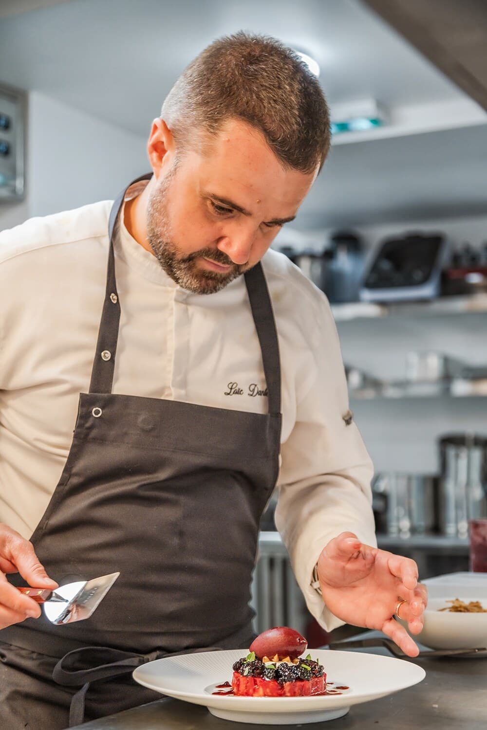 Le chef Loïc Dantec dressant une assiette